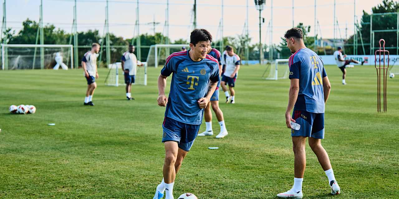 Minjae Kim dribbelt mit dem Ball im Training des FC Bayern