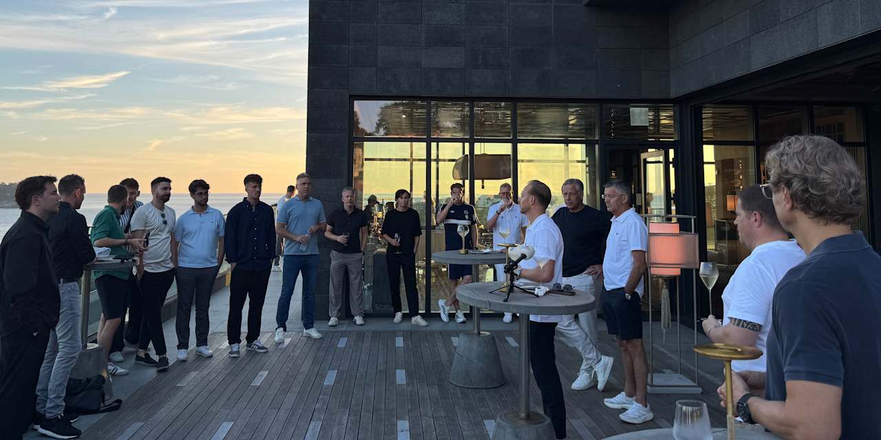 Die mitreisenden Journalisten auf der Dachterrasse des Teamhotels in Jeju mit Herbert Hainer, Rouven Kasper und Max Eberl
