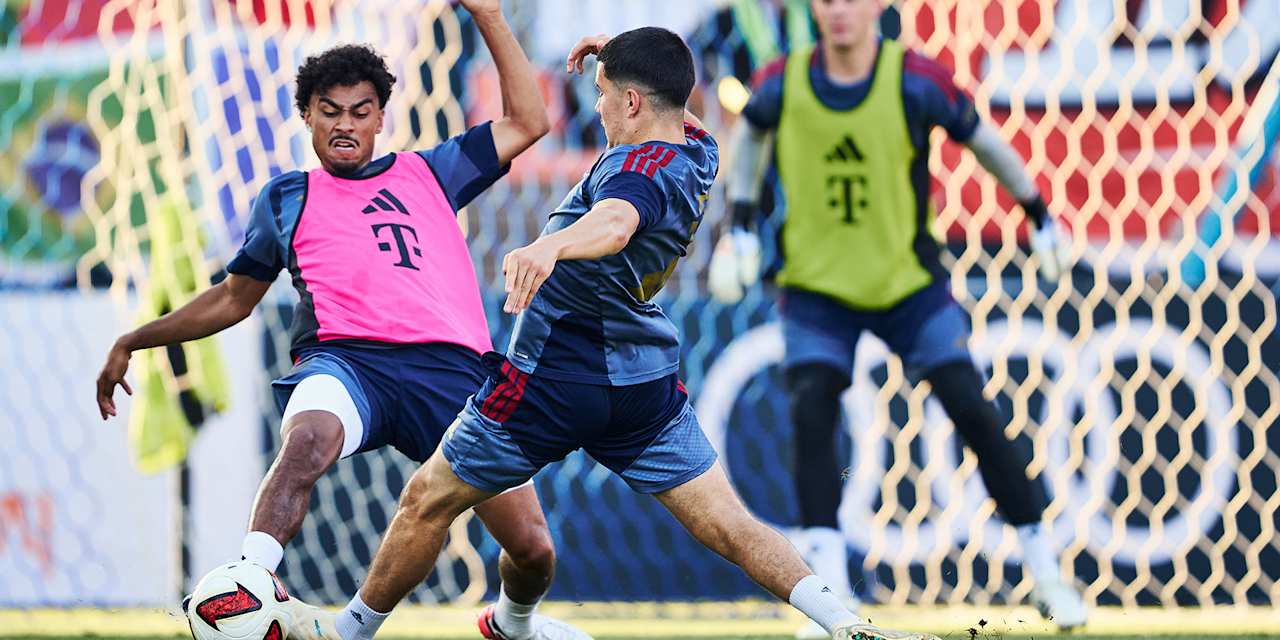 Nathaniel Brown in blue during Bayern’s training session.