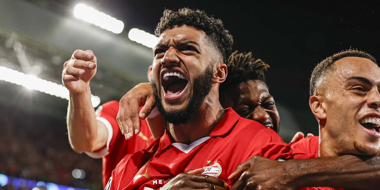 Ismael Saibari jubelt mit Teamkollegen nach einem Tor für die PSV Eindhoven