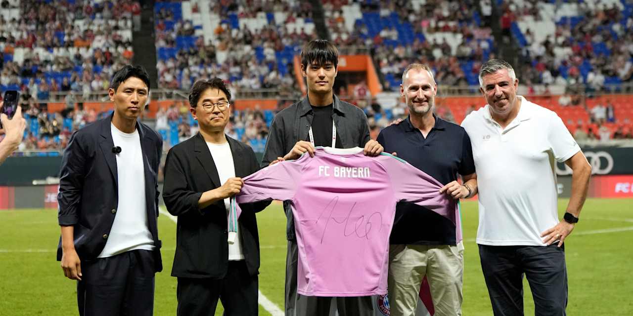 Jae-Won Hoe (Mitte) mit Jochen Sauer, Roy Makaay und Verantwortlichen des Jeju SK FC in der Pause des Testspiels bei der Audi Summer Tour