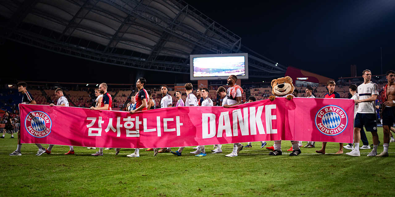 Bayern-Spieler bedanken sich mit einem Banner bei den Fans vor Ort nach dem Audi Football Summit des FC Bayern bei Jeju SK