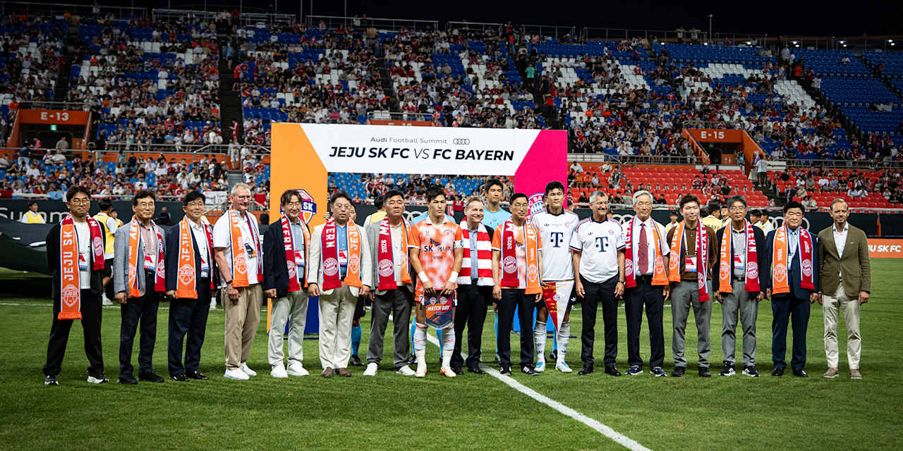 Offizielle des FC Bayern sowie aus Südkorea nehmen Aufstellung auf dem Rasen vor Anpfiff des Spiels Jeju SK vs. FC Bayern
