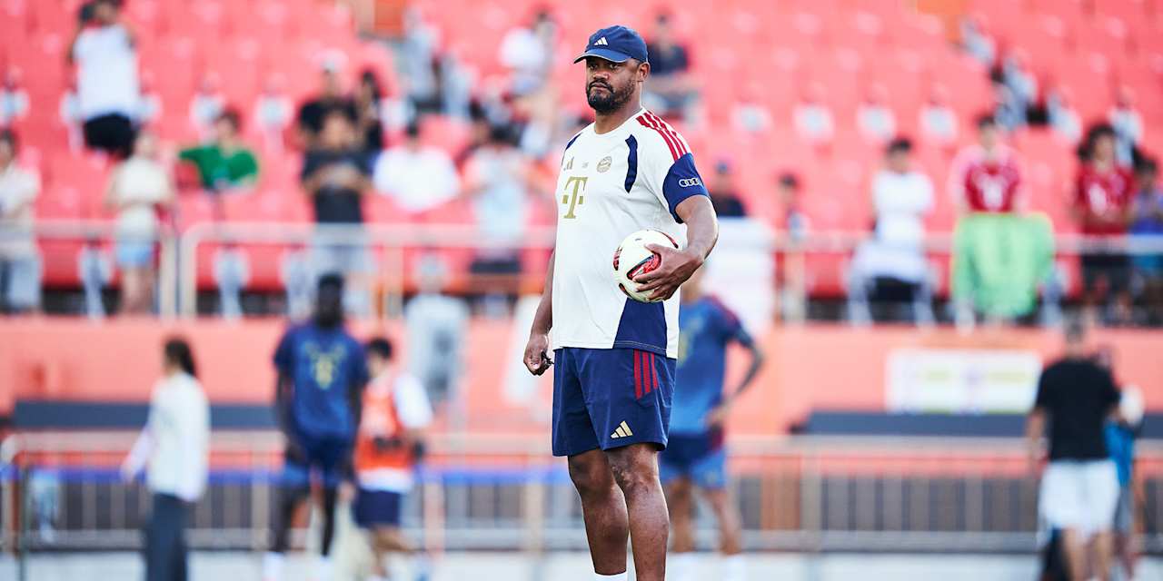 Vincent Kompany mit Ball unter dem Arm im öffentlichen Training des FC Bayern im Jeju World Cup Stadium
