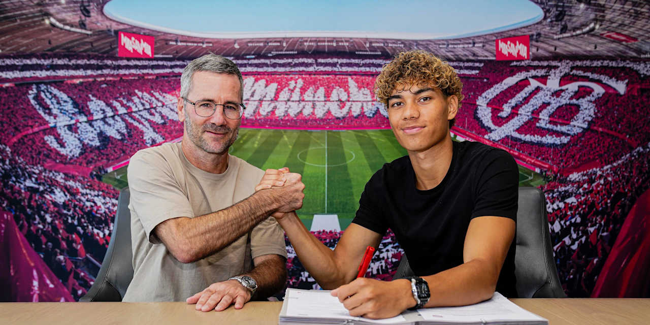 Roy Snip und Michael Wiesinger geben sich die Hand bei der Vertragsunterschrift