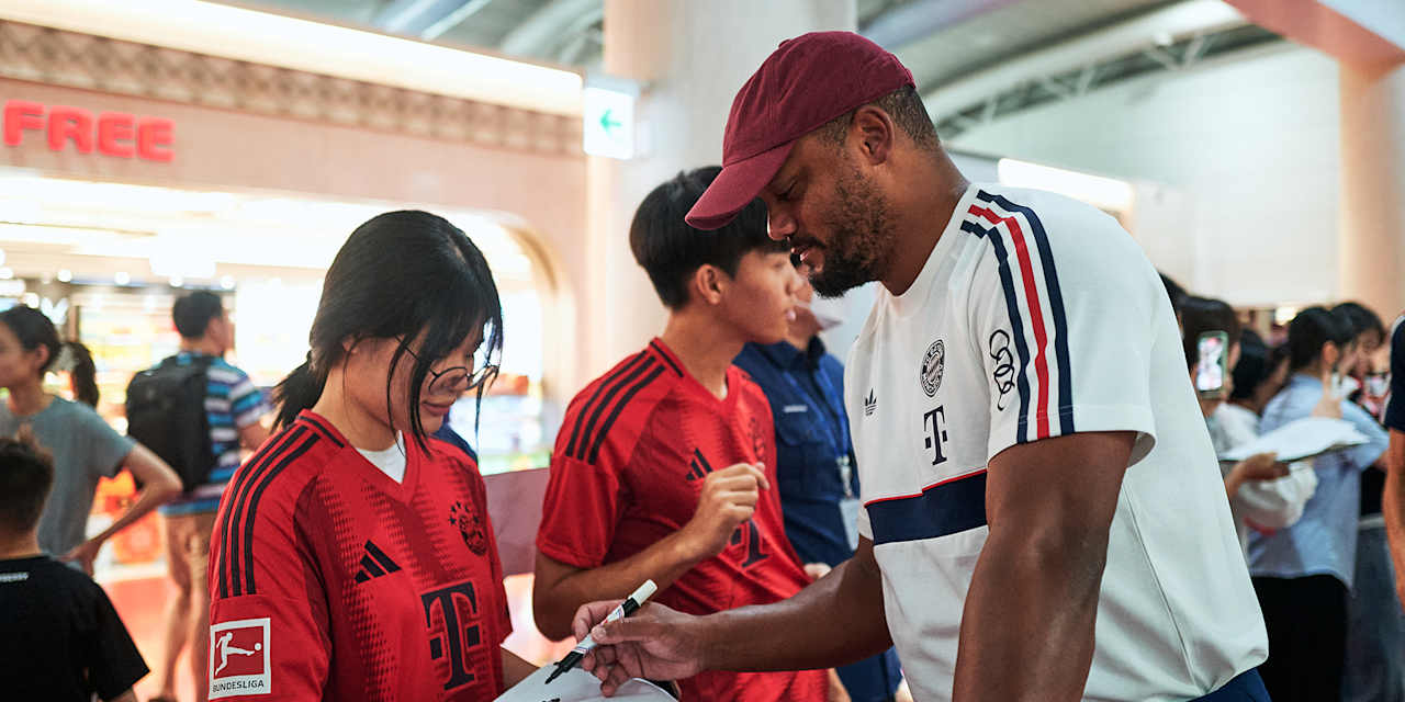 Vincent Kompany schreibt Autogramme für Fans am Flughafen