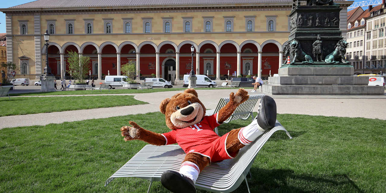 Berni auf dem Opernplatz.