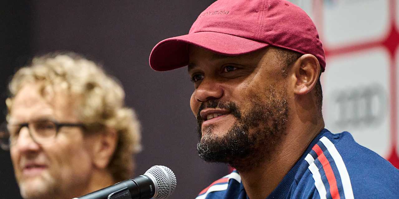 Vincent Kompany spricht auf der Pressekonferenz des FC Bayern vor dem Audi Football Summit gegen Aston Villa