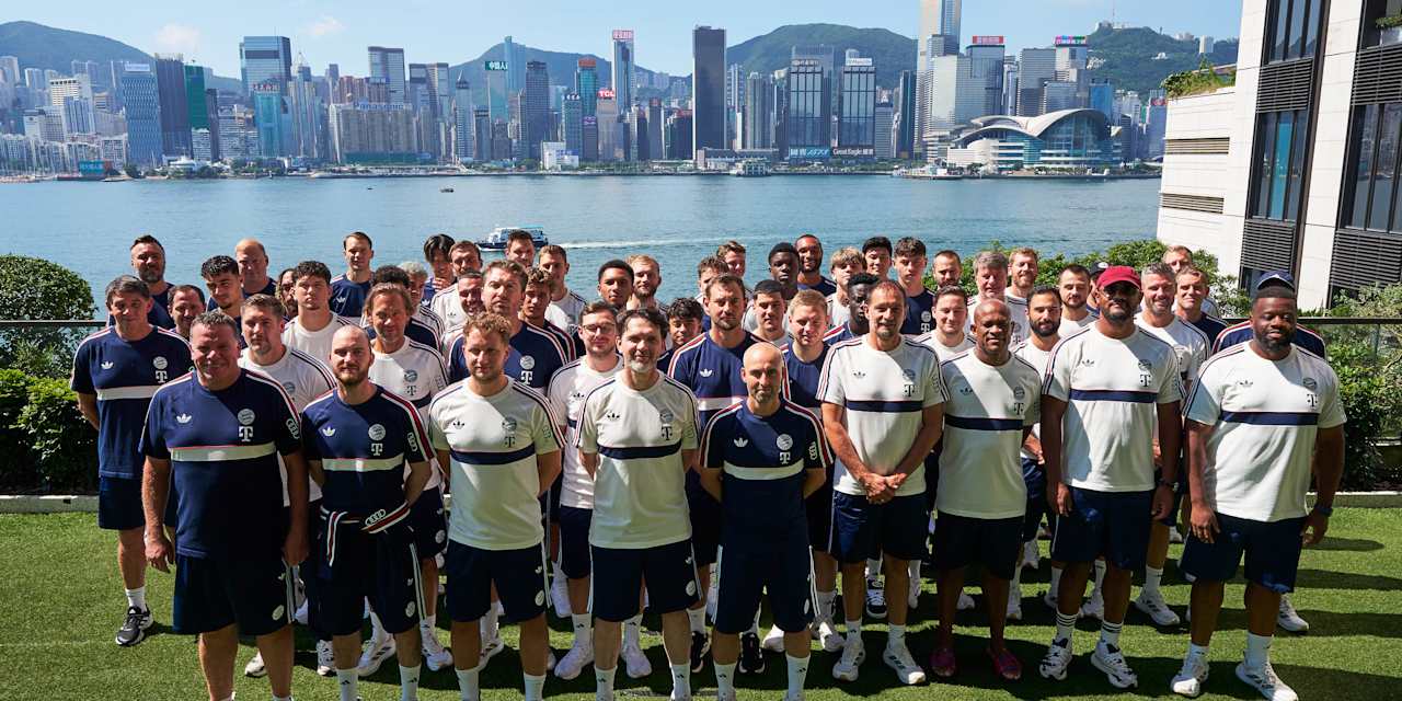Ein Teamfoto mit dem Staff vor der Skyline Hongkongs
