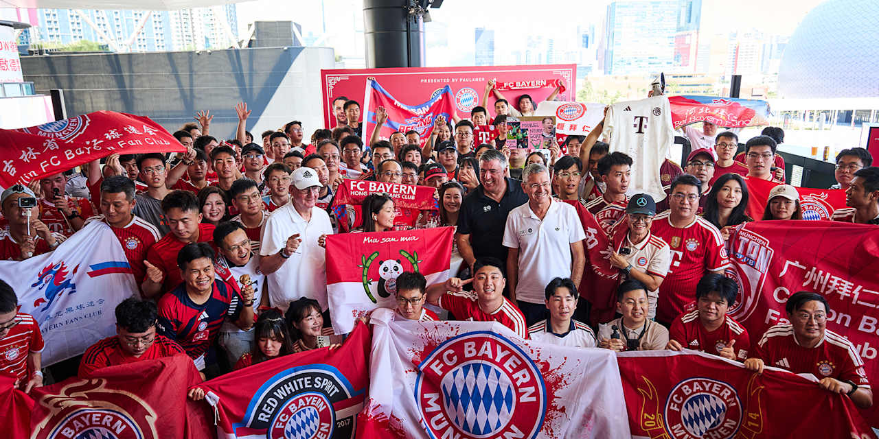Gruppenfoto beim Fanevent in Hongkong mit Herbert Hainer, Dieter Mayer, Giovane Elber und Roy Makaay