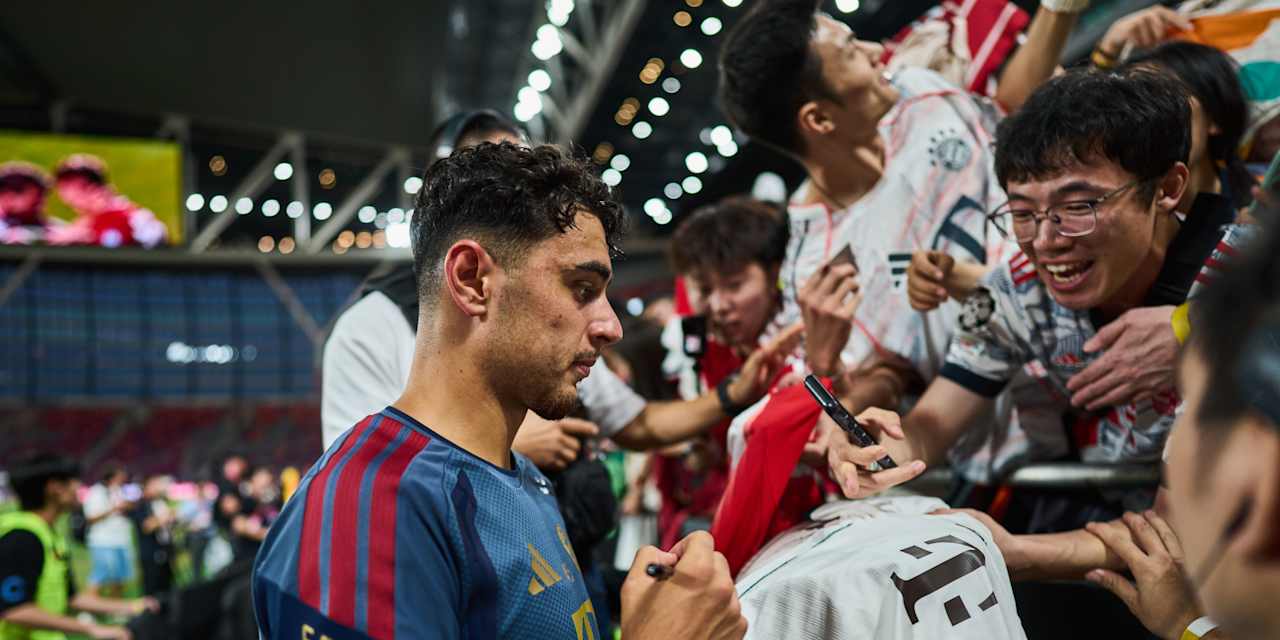 Aleksandar Pavlovic gibt in Hongkong Autogramme nach dem öffentlichen Training