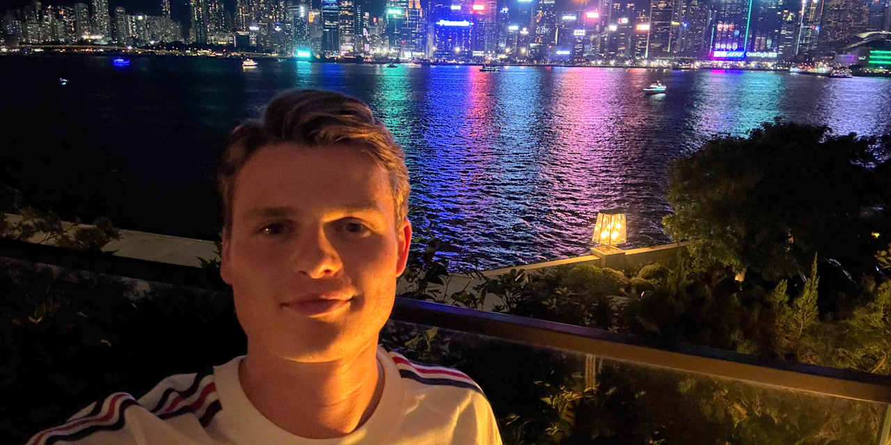 Jonas Urbig vor der Skyline Hongkongs