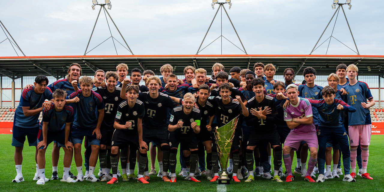 Die FC Bayern U19 und U17 posiert mit dem Pokal.