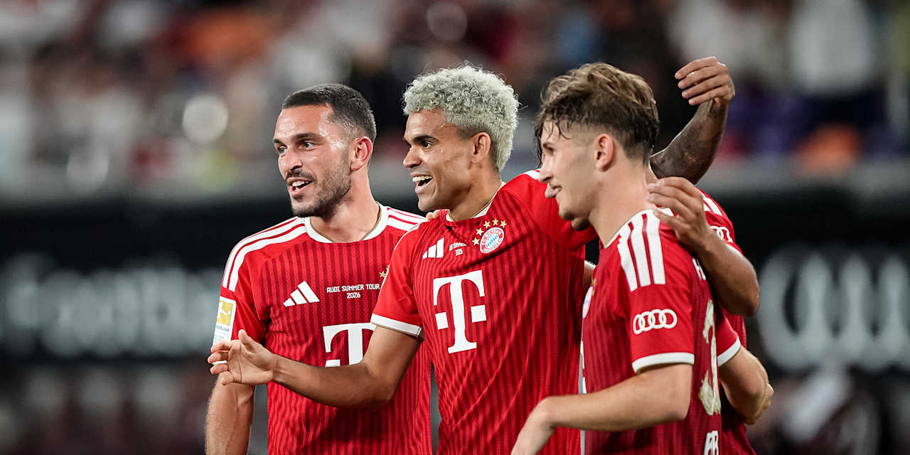 Luis Díaz, Tim Binder und Co. jubeln während des Audi Football Summit zwischen dem FC Bayern und Aston Villa