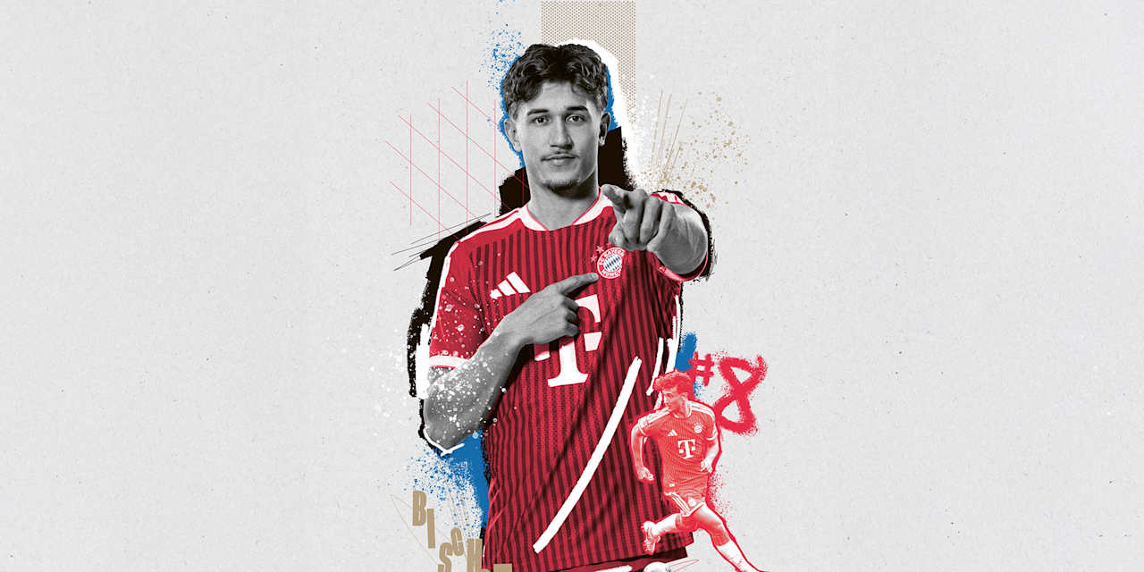 Tom Bischof zeigt auf das Wappen des FC Bayern.