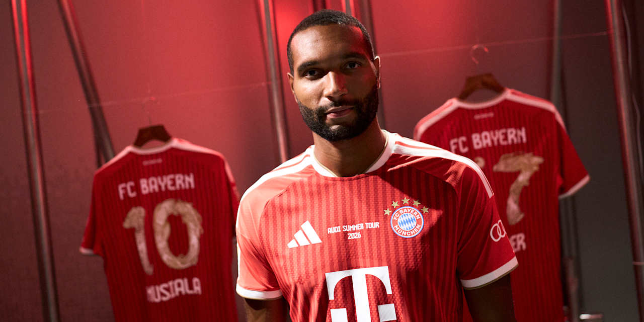 Jonathan Tah im roten FC Bayern Trikot