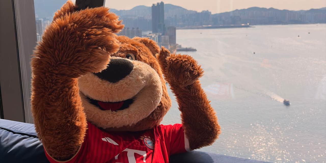 Berni macht ein Selfie auf einem Aussichtspunkt mit Hongkong im Hintergrund.