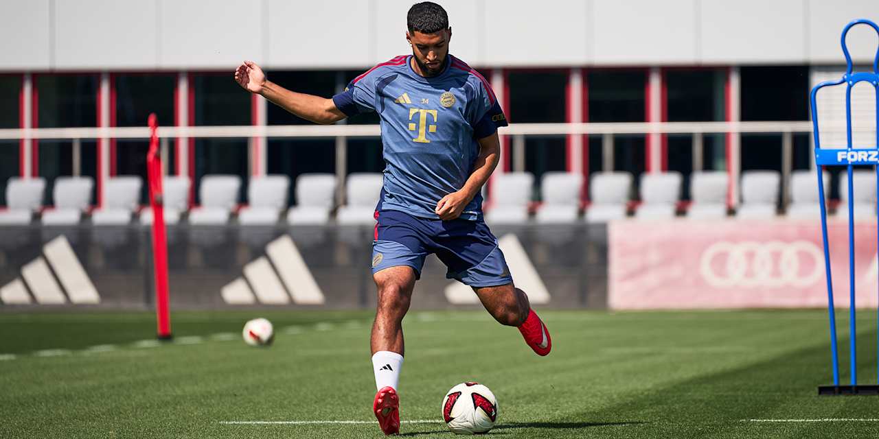 Ismael Saibari spielt einen Pass im Training des FC Bayern