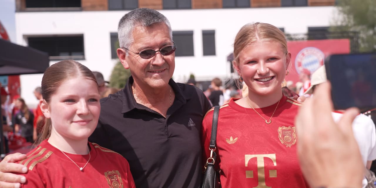 Herbert Hainer macht auf dem Fanfest in Unterhaching ein Foto mit Fans.