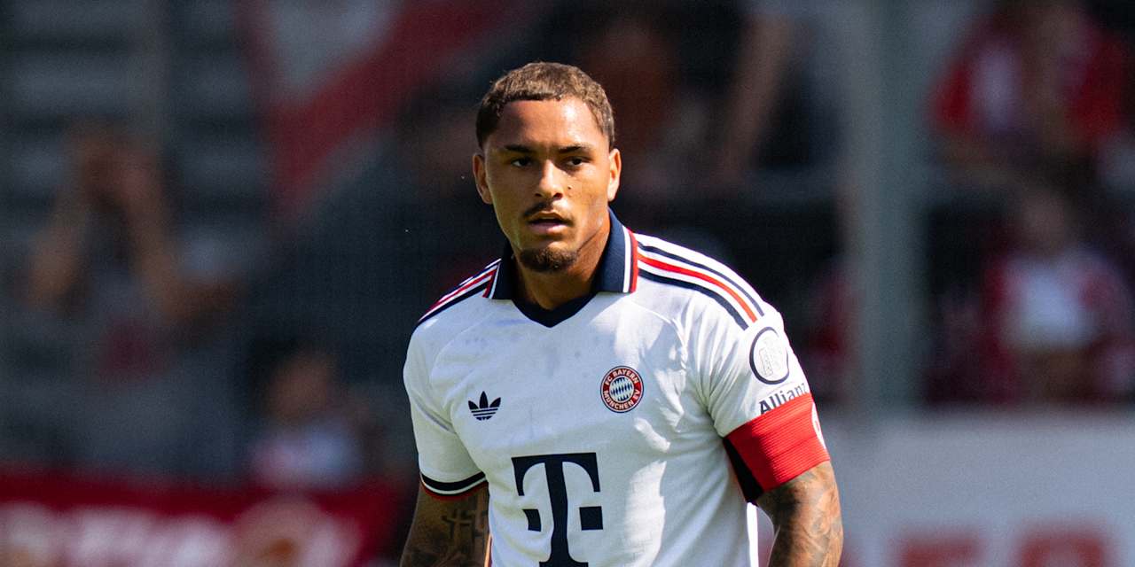 Armindo Sieb im weißen FC Bayern Trikot