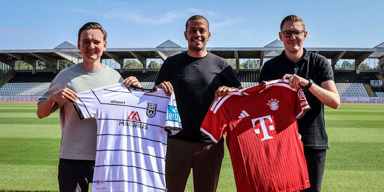 Max Gärtner (li.), Dominik Schwärzel (mit.) und Max Obermaier (re.) halten zwei Trikots hoch.