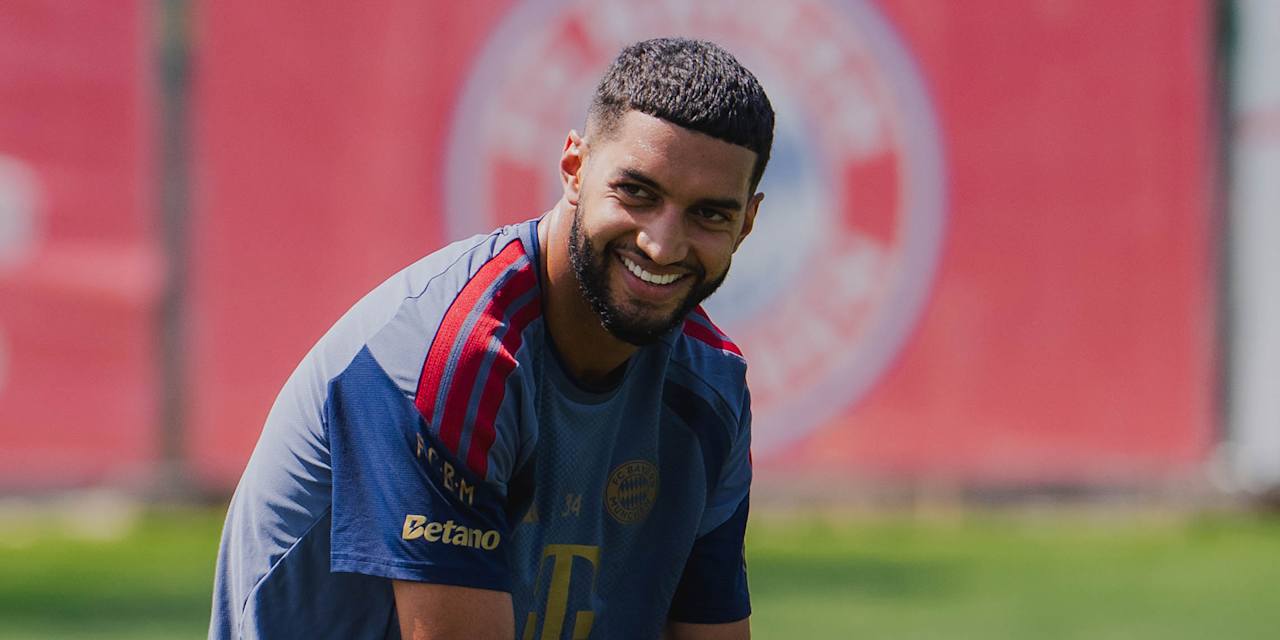 Ismael Saibari lacht im Training des FC Bayern