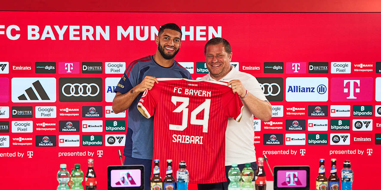 Ismael Saibari und Sportvorstand Max Eberl halten ein Trikot mit der Nummer 34 hoch