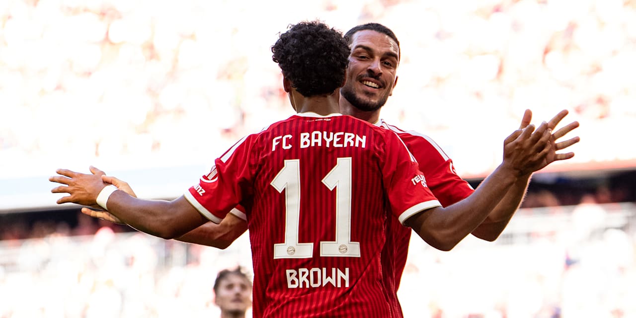 Nathaniel Brown und Arijon Ibrahimovic bejubeln ein Tor des FC Bayern im Telekom Cup