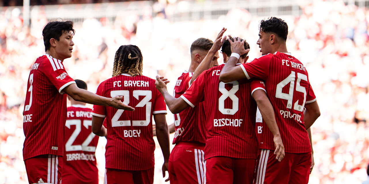 Spieler des FC Bayern bejubeln ein Tor im Telekom Cup