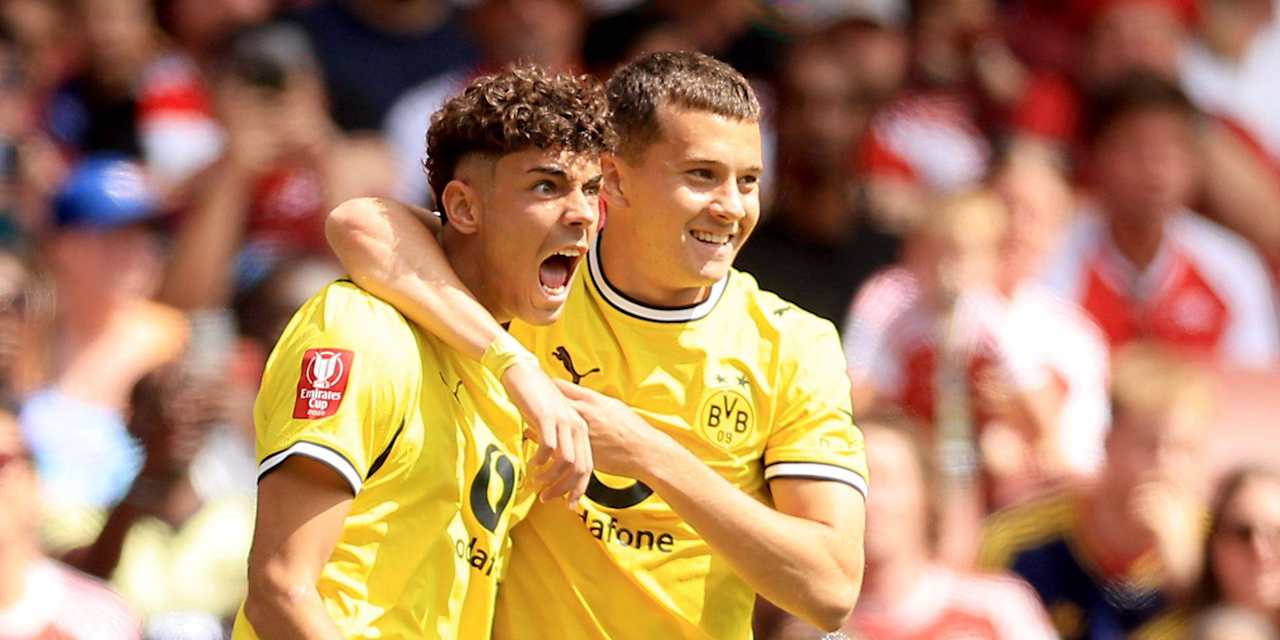 Samuele Inácio und Konstantinos Karetsas bejubeln ein Tor von Borussia Dortmund.