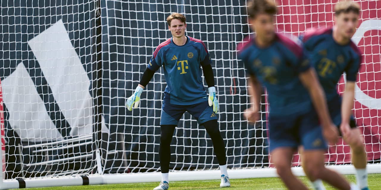 Jonas Urbig im Bayern-Training im Tor