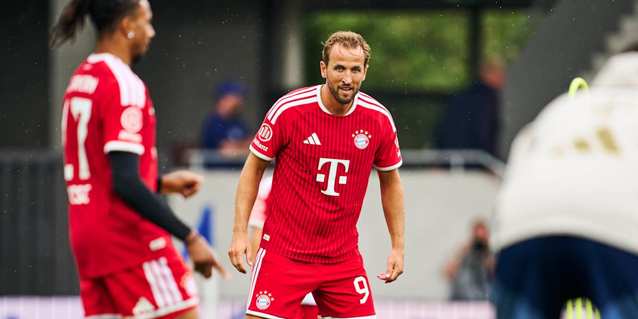 Harry Kane im roten Trikot im Training am Campus