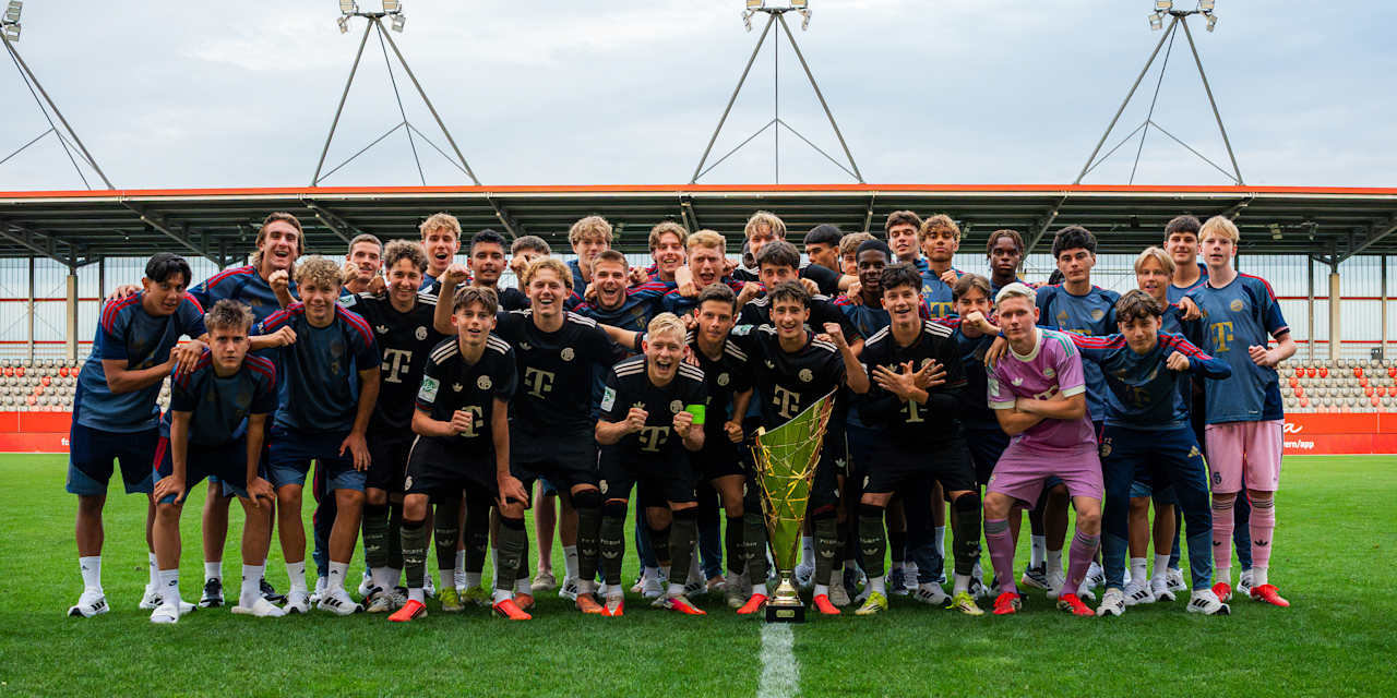 El sub-19 del FC Bayern posa con un trofeo dorado para la foto de campeones.