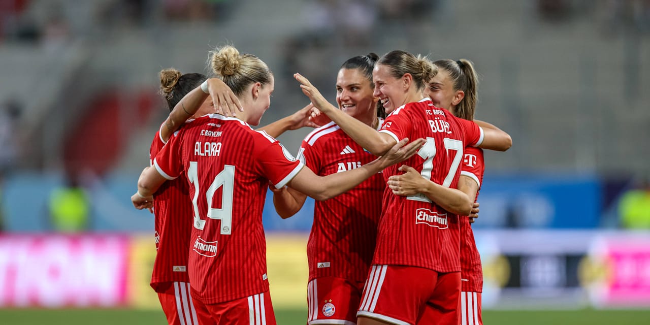Die FC Bayern Frauen bejubeln ein Tor im Supercup gegen den VfL Wolfsburg.