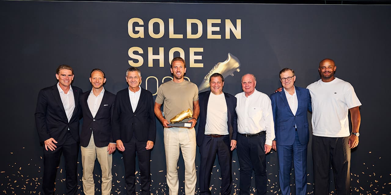 Protagonisten bei der Verleihung des Goldenen Schuhs an Kane