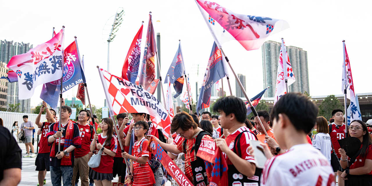 Gruppenfoto beim Fanevent in Hongkong mit Herbert Hainer, Dieter Mayer, Giovane Elber und Roy Makaay