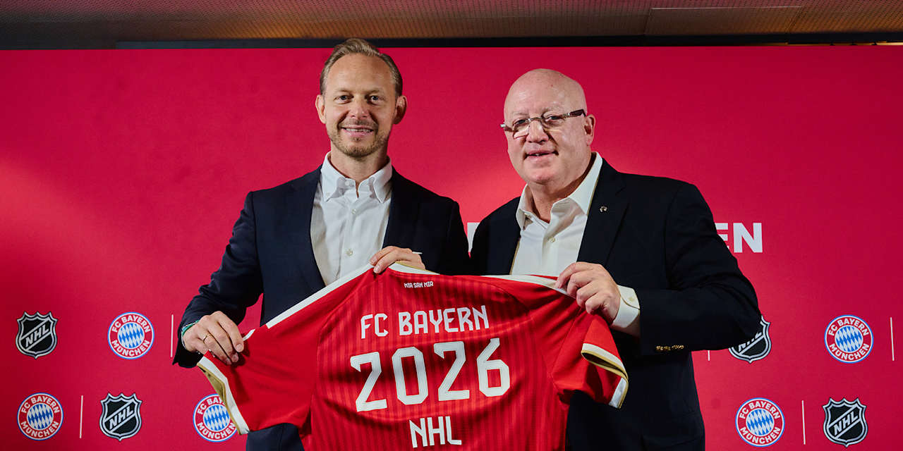 Foto mit Rouven Kasper (Vorstand Marketing und Vertrieb der FC Bayern München AG) und Bill Daly (Stellvertretender Commissioner der NHL)