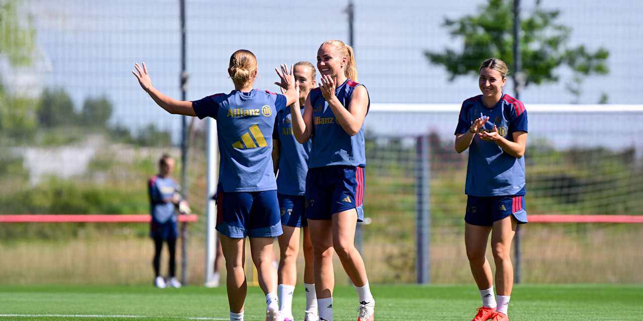 Die FC Bayern Frauen während einer Trainingseinheit am FC Bayern Campus.