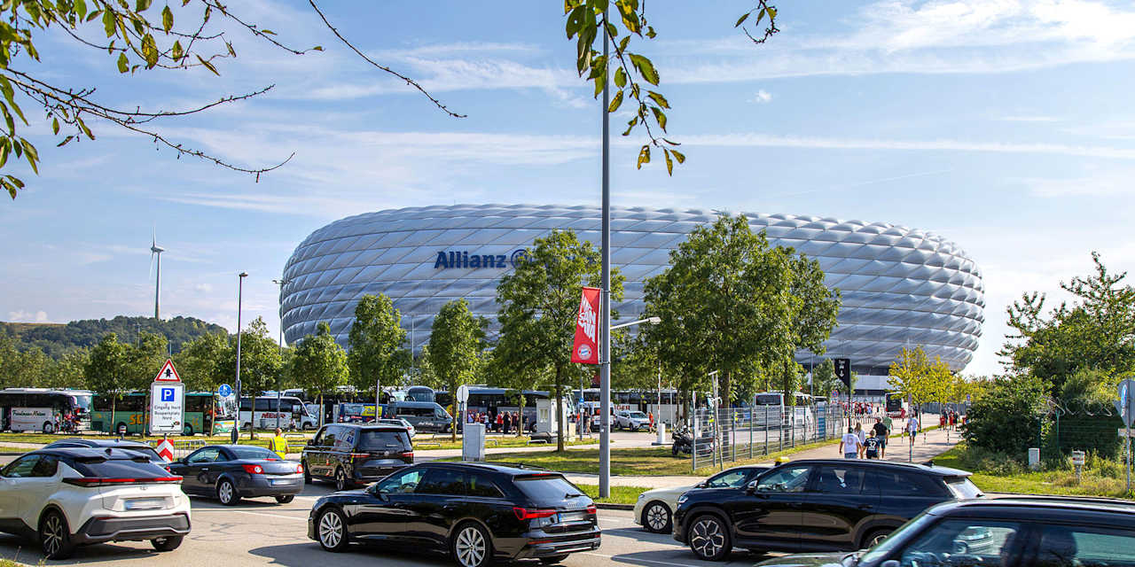 Autos fahren auf der Straße vor dem Busparkplatz Nord vor der Allianz Arena
