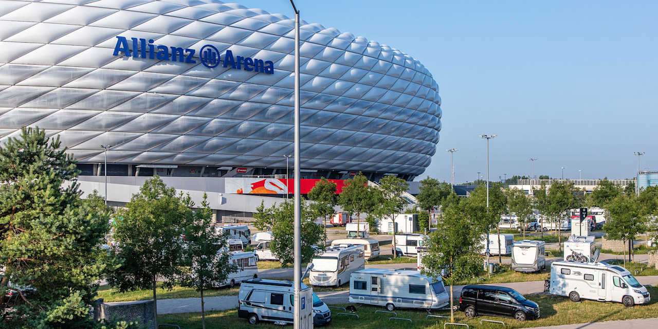 Wohnmobile parken vor der Allianz Arena