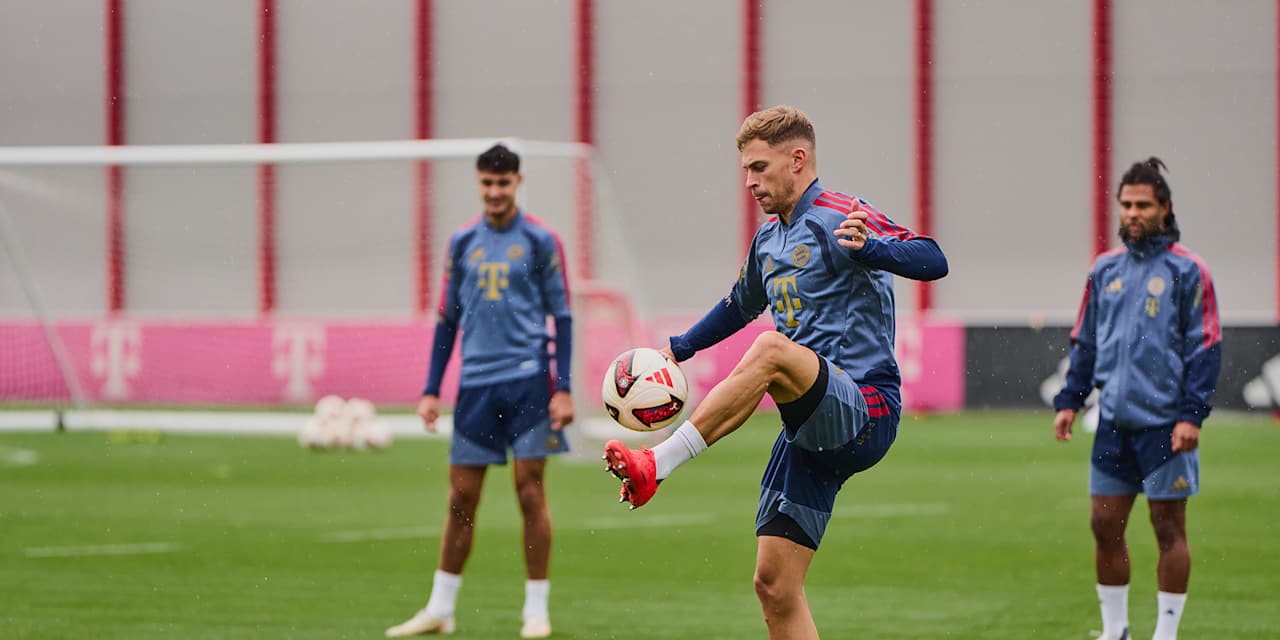 Joshua Kimmich  spielt einen Ball im Training des FC Bayern