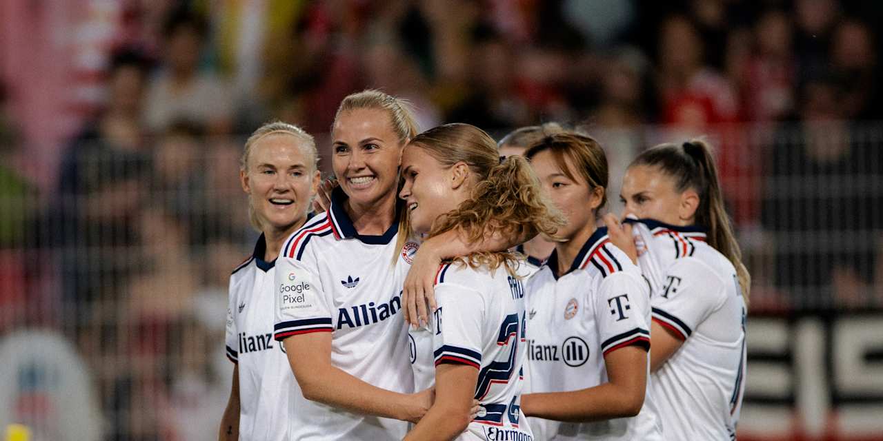 Die FC Bayern Frauen bejubeln den Sieg in Berlin.