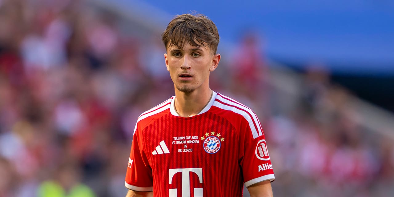 Tim Binder im roten FC Bayern Trikot