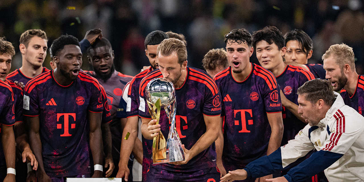 Harry Kane und die Spieler des FC Bayern jubeln mit dem Supercup