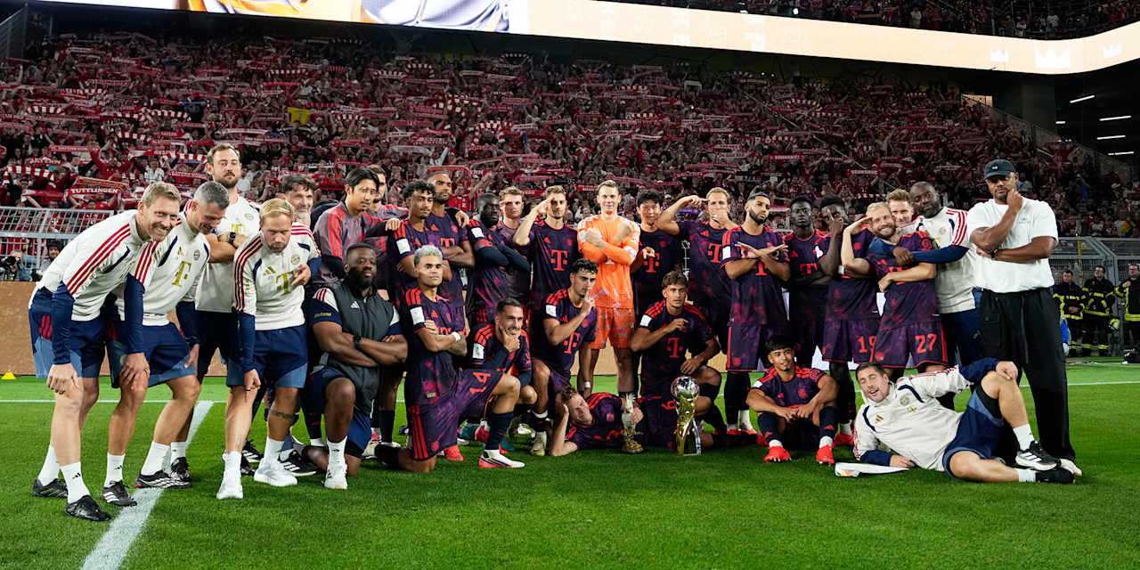 Mannschaft und Staff jubeln zusammen vor der Kurve nach dem Gewinn des Franz Beckenbauer Supercups 2026