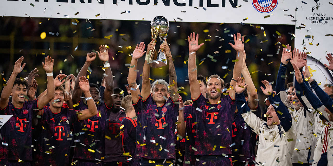 Spieler des FC Bayern jubeln mit dem Supercup
