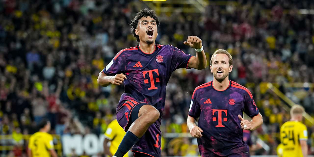 Nathaniel Brown springt jubelnd in die Luft nach seinem Treffer während des Franz Beckenbauer Supercups 2026 zwischen Borussia Dortmund und dem FC Bayern