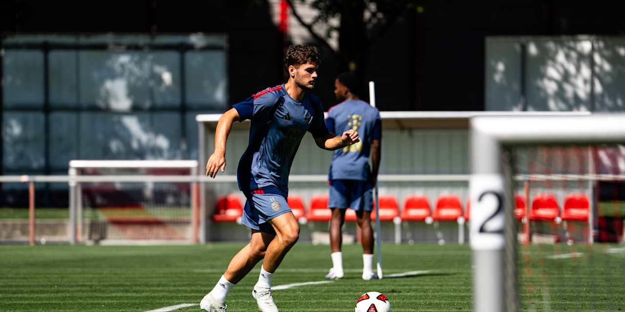 Luis Schäfer dribbelt mit dem Ball im Training.