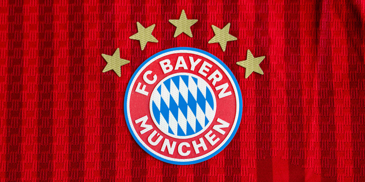 Logo des FC Bayern mit fünf Sternen auf dem roten Heimtrikot des FCB der Saison 2026/27