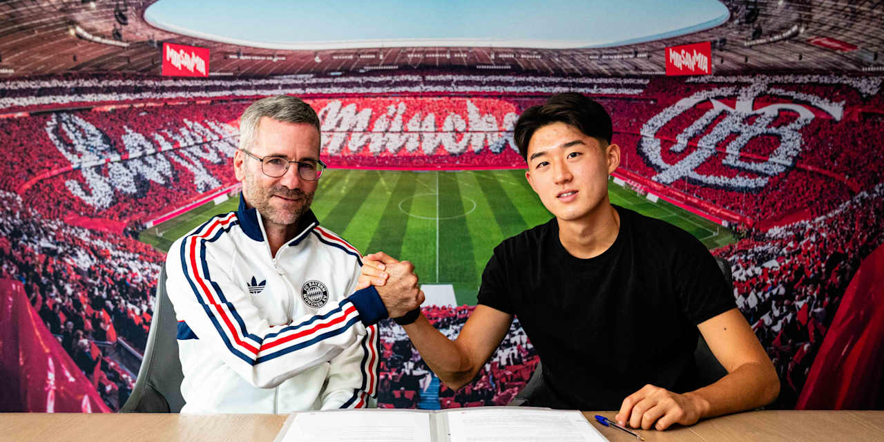Michael Wiesinger (li.) und Doyeon Kim (re.) machen einen Handshake.